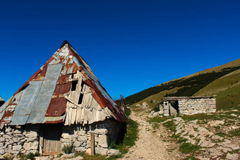 波斯尼亚房子孔屋顶波斯尼亚村卢科米尔bjelasnica山