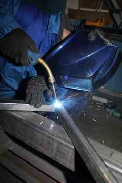 电弧焊接工人焊接铁角落