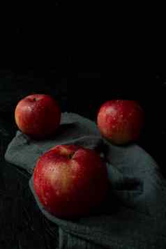 红色的苹果孤立的黑色的木背景