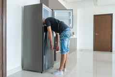 热一天的家伙冷却头冰箱破碎的空气护发素