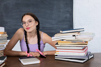 年轻的学生等待赋值阅读读阅读书说谎附近的女孩等待考试