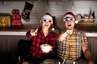 年轻的夫妇眼镜看电影首页圣诞节