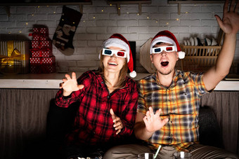 年轻的夫妇眼镜看电影首页圣诞节