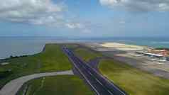 跑道登巴萨国际机场巴厘岛印尼跑道达到海洋空中视图ngurah千机场