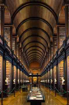 都柏林爱尔兰1月长房间三一大学图书馆都柏林爱尔兰三一大学图书馆最大图书馆爱尔兰首页书凯尔经