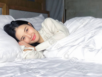 美丽的亚洲女人睡觉床上白色<strong>被子</strong>hea
