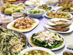 中国人鬼节日牺牲提供食物祈祷