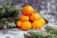 橘子灰色的背景分支机构圣诞节树松视锥细胞覆盖雪一年概念