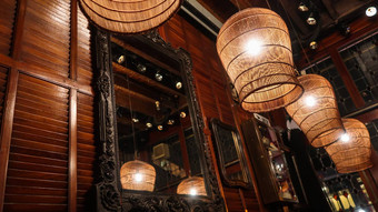 灯反映镜子内部餐厅古董灯餐厅关闭灯餐厅室内装饰室内灯