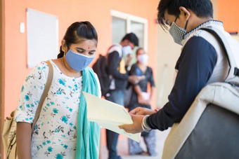 大学学生医疗面具讨论大学走廊概念大学重开科维德冠状病毒流感大流行