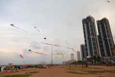 科伦坡斯里兰卡斯里兰卡人飞行风筝加勒堡路海滨日落