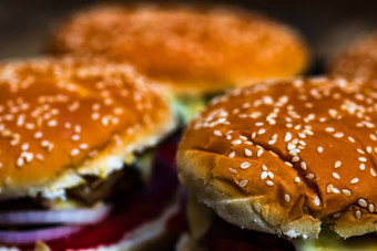 特写镜头新鲜的自制的美味的汉堡木表格