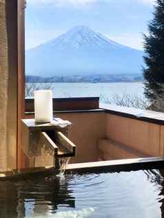 户外温泉浴美丽的视图山富士