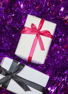 礼物包装白色纸紫色的俗丽的
