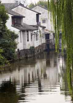 古老的中国人房子反射运河苏州中国