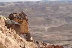 锯齿状的岩石边缘悬崖沙漠