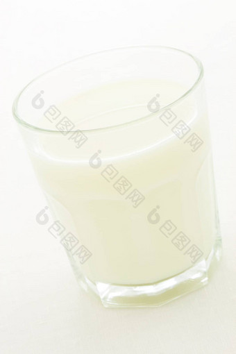 新鲜的玻璃<strong>牛奶</strong>