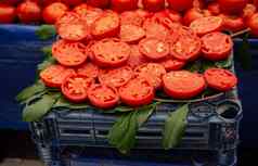 成熟的新鲜的美味的番茄蔬菜减少半集市市场