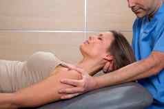 颈伸展运动治疗治疗师女人脖子