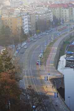 视图城市道路包围房子