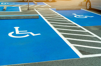 沥青车停车很多保留残疾司机超市购物购物中心车停车空间禁用人轮椅标志油漆沥青停车区域残疾停车很多