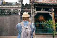 年轻的旅行者采取图片古老的城市亚洲风格