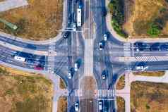 空中前视图十字路口很多车辆车交通现代城市十字路口连接中城路交通十字路口十字路口市中心欧洲