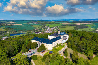 前视图中世纪的城堡兹比罗捷克共和国风景如画的景观实施中世纪的兹比罗城堡罗基卡尼区皮尔森地区czechia