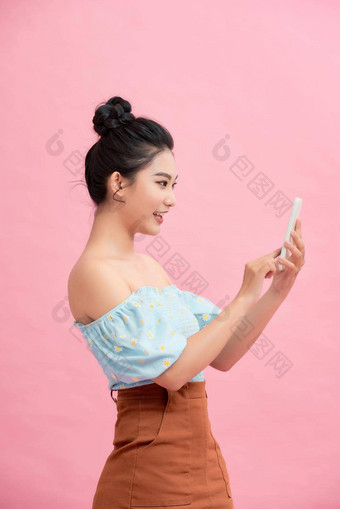 有吸引力的年轻的亚洲女人聊天网络应用程序平板电脑智能手机生活风格现代技术