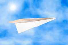 纸飞机蓝色的天空背景