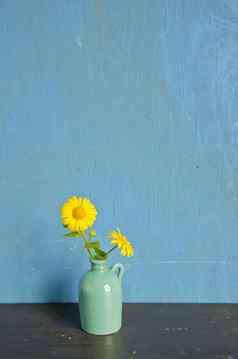 黄色的春天花小花瓶