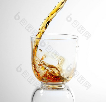 <strong>威士忌</strong>倒玻璃