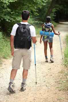 年轻的夫妇徒步旅行