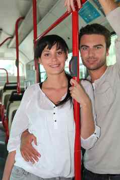 夫妇骑公共汽车