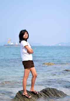 美丽的年轻的亚洲女人海滩