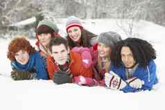 集团十几岁的朋友有趣的雪景观