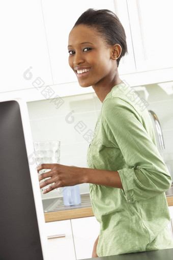 年轻的女人电脑现代厨房