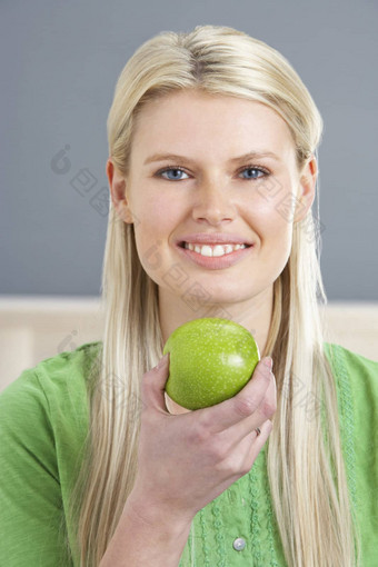 女人放松沙发吃苹果首页