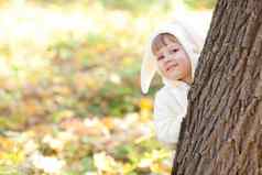 美丽的女孩服装兔子秋天森林