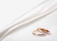婚礼环白色丝绸背景