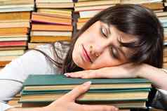 过度劳累大学学生睡觉书
