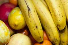 新鲜的水果特写镜头香蕉石灰橙色苹果
