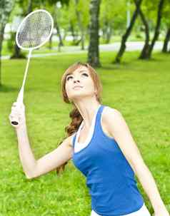美丽的年轻的女人羽毛球球拍