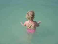 斯堪的那维亚lifestyle-little女孩游泳海