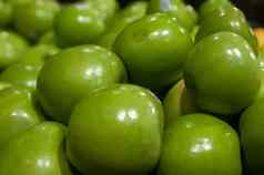 绿色苹果显示农民市场