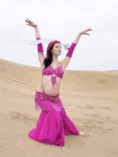阿拉伯舞者摆姿势sabre沙漠的地方