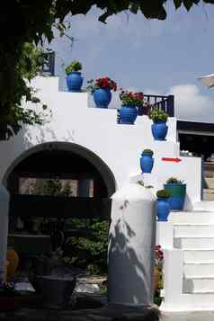 白色楼梯装饰红色的花蓝色的锅阿姨岛食物希腊