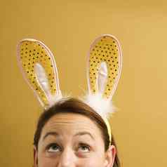 女人穿兔子耳朵
