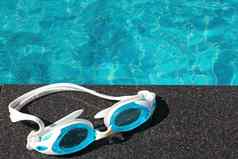 蓝色的游泳护目镜游泳池背景