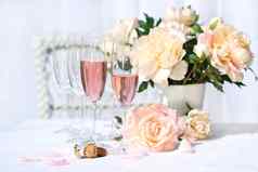 眼镜填满粉红色的香槟